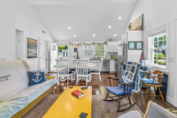 Smart TV, books - Popponesset-3 bedrooms, 2 baths, sleeps 6, w/cental A/C (Mashpee)