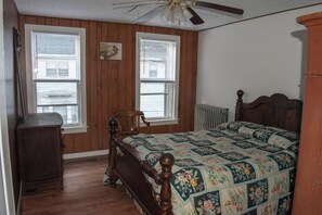 2 bedrooms, WiFi, bed sheets - 3RD FLOOR APARTMENT FOR 30 DAYS OR LONGER STAYS ONLY (Jim Thorpe)