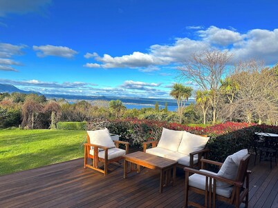 Acacia Bay Lodge: Lakeview & Private Garden View Manor in Taupo