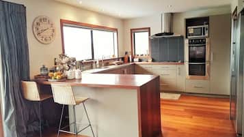 Geladeira, micro-ondas, fogão, cooktop