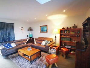 Smart TV, fireplace, DVD player, books