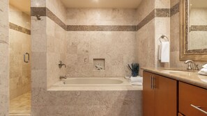 Dusj, hårføner og håndklær