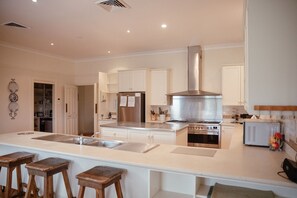 Fridge, microwave, oven, stovetop - Bluebush Estate - The Country House - Stunning Country Charm, Gardens & Sunsets (Rothbury)