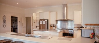 Bluebush Estate - The Country House - Stunning Country Charm, Gardens & Sunsets