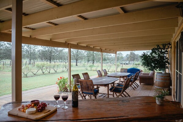 Outdoor dining - Bluebush Estate - The Country House - Stunning Country Charm, Gardens & Sunsets (Rothbury)