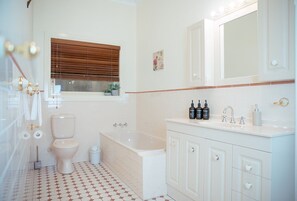 Bruser, miljøvenlige toiletartikler, hårtørrer, håndklæder