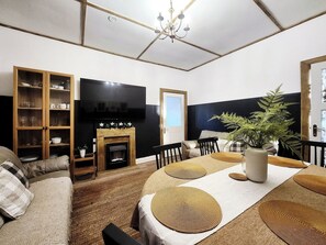 TV - The Trackside Cottage (Carlin How)