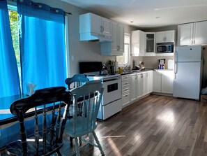 Private kitchen - Waterfront Bancroft Cottage - Family friendly waterfront (Maynooth)