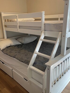 3 bedrooms, WiFi - Waterfront Bancroft Cottage - Family friendly waterfront (Maynooth)