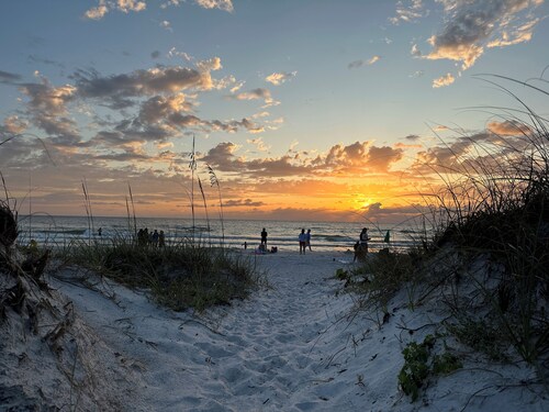 Vintage Florida Beach Cottage, one block to the sand of Indian Rocks Beach FL