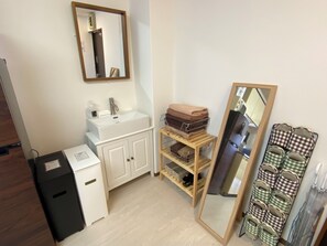 Interior - 1minute walk to stataion, direct bus to Haneda Airport! Easy access! (大田区)