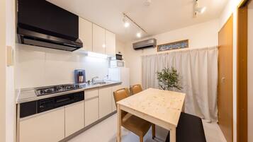 Fridge, microwave, stovetop, cookware/dishes/utensils