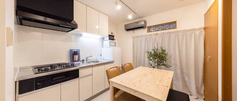 Fridge, microwave, stovetop, cookware/dishes/utensils