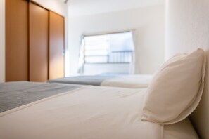 1 soverom, skrivebord, wi-fi (inkludert) og sengetøy