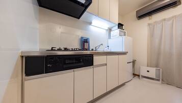 Fridge, microwave, stovetop, cookware/dishes/utensils