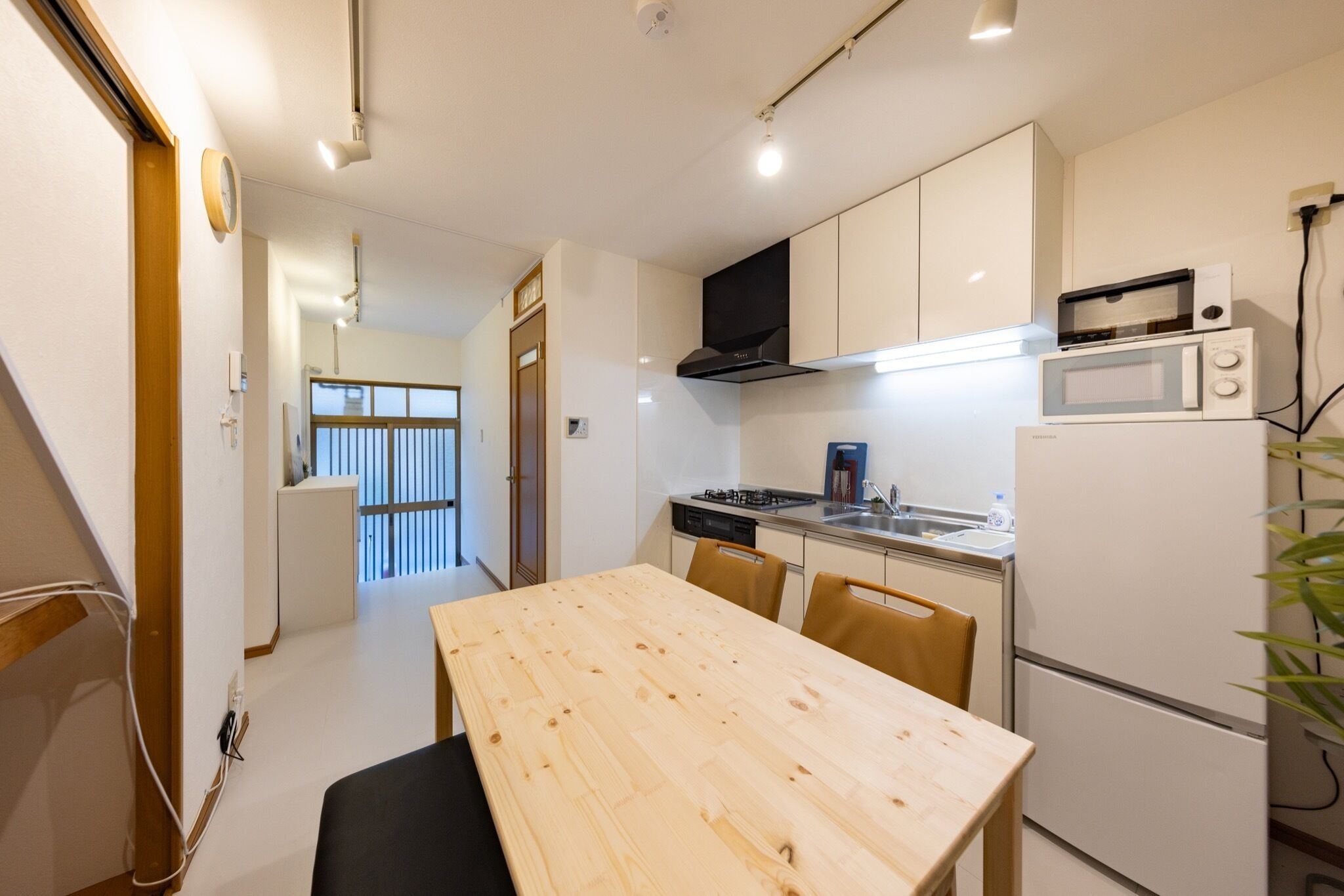 冷蔵庫、電子レンジ、コンロ、調理器具と食器