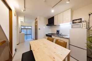 Kjøleskap, mikrobølgeovn, kokeplater og kjøkkenutstyr