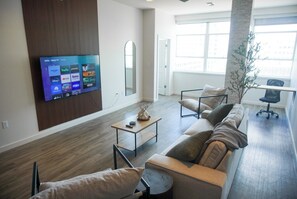 Departamento, 2 habitaciones, para no fumadores, vista a la ciudad | Área de sala de estar | Smart TV de 58 pulgadas con canales digitales y servicios de streaming 