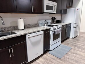 Apartment, 1 Bedroom, Non Smoking, City View | Private kitchen | Fridge, microwave, oven, stovetop - StayAE - High Rise (Baton Rouge)