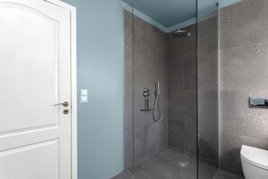 Shower, hair dryer, towels, soap - Boho Gem in Downtown Reykjavík: Cozy & Bright (Reykjavík)