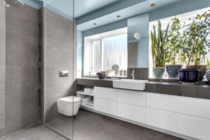 Shower, hair dryer, towels, soap - Boho Gem in Downtown Reykjavík: Cozy & Bright (Reykjavík)