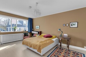 2 bedrooms, WiFi, bed sheets - Boho Gem in Downtown Reykjavík: Cozy & Bright (Reykjavík)