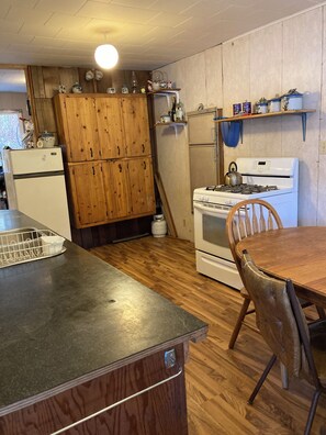 Fridge, cookware/dishes/utensils