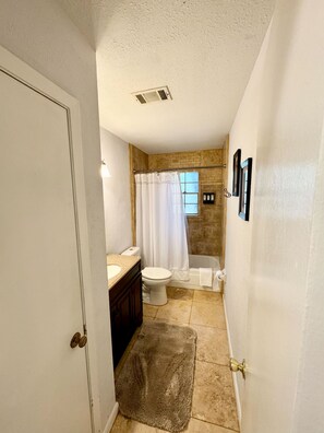 Dusj, hårføner, håndklær og såpe