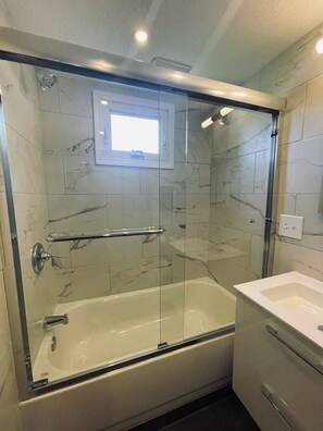 Hair dryer, towels, soap, shampoo - Stylish and Comfortable Downtown Historical Home Two Blocks From the River (Clayton)