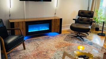 Smart TV, fireplace
