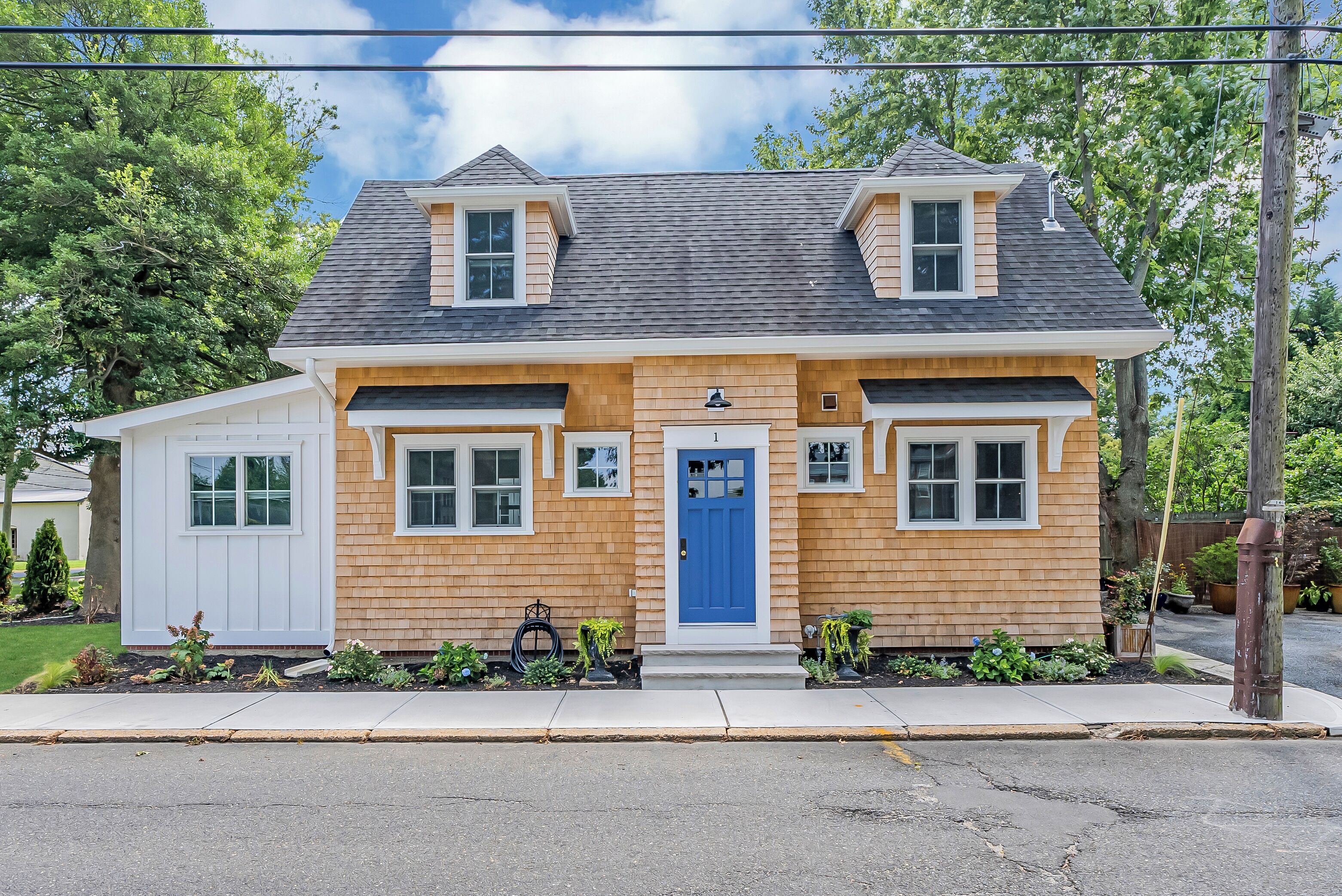 BRAND NEW cottage restoration — 5 min downtown Manasquan, 8 min bike to beach!