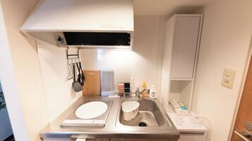 Peti sejuk, ketuhar gelombang mikro, dapur