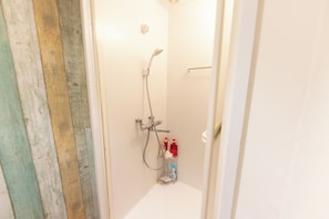 SĂšche-cheveux, bidet, serviettes fournies, savon