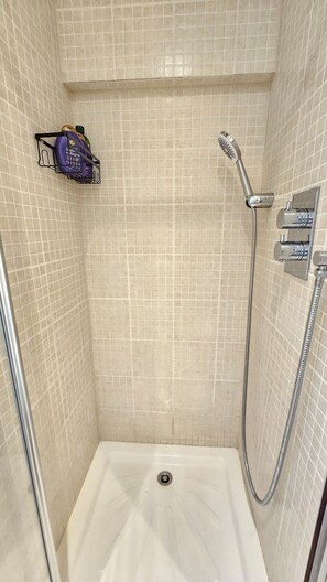 Shower, hair dryer, towels, soap - 10min walk to Victoria Station | 20min walk to Buckingham Palace | Clean & Cosy (London)