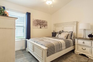 3 Schlafzimmer, Schreibtisch, Bügeleisen/Bügelbrett, WLAN