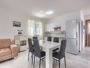 Kühlschrank, Ofen, Geschirrspüler, Kochgeschirr/Geschirr/Besteck
