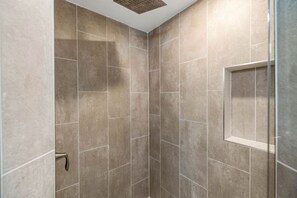 Een douche, een haardroger, handdoeken, zeep