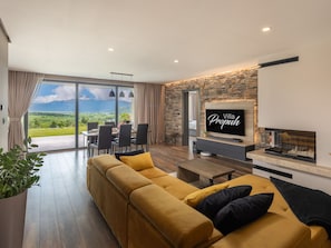 TV, fireplace