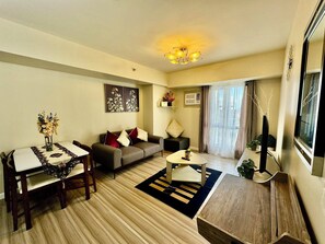 Perhehuoneisto, 2 makuuhuonetta, pääsy uima-altaalle, osittainen merinäköala | Oleskelualue | Älytelevisio, Netflix, suoratoistopalvelut