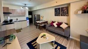 A modern apartment with a kitchen, dining area, and living room. - Condotel Avida Riala Tower 4-1103 (Cebu City)
