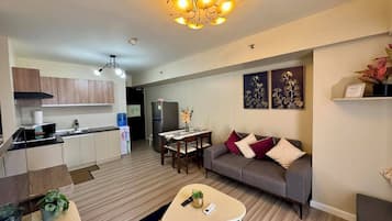 Family Condo, 2 Bedrooms, Pool Access, Partial Sea View | Ruang tamu | 55 inci sebuah televisyen pintar dengan kabel, Netflix