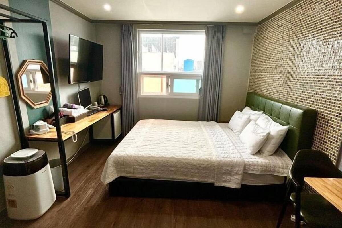 Blackout drapes, WiFi (free), bed sheets