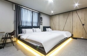 Chambre familiale | Rideaux dâobscurcissement, accĂšs au Wi-Fi (inclus), literie fournie