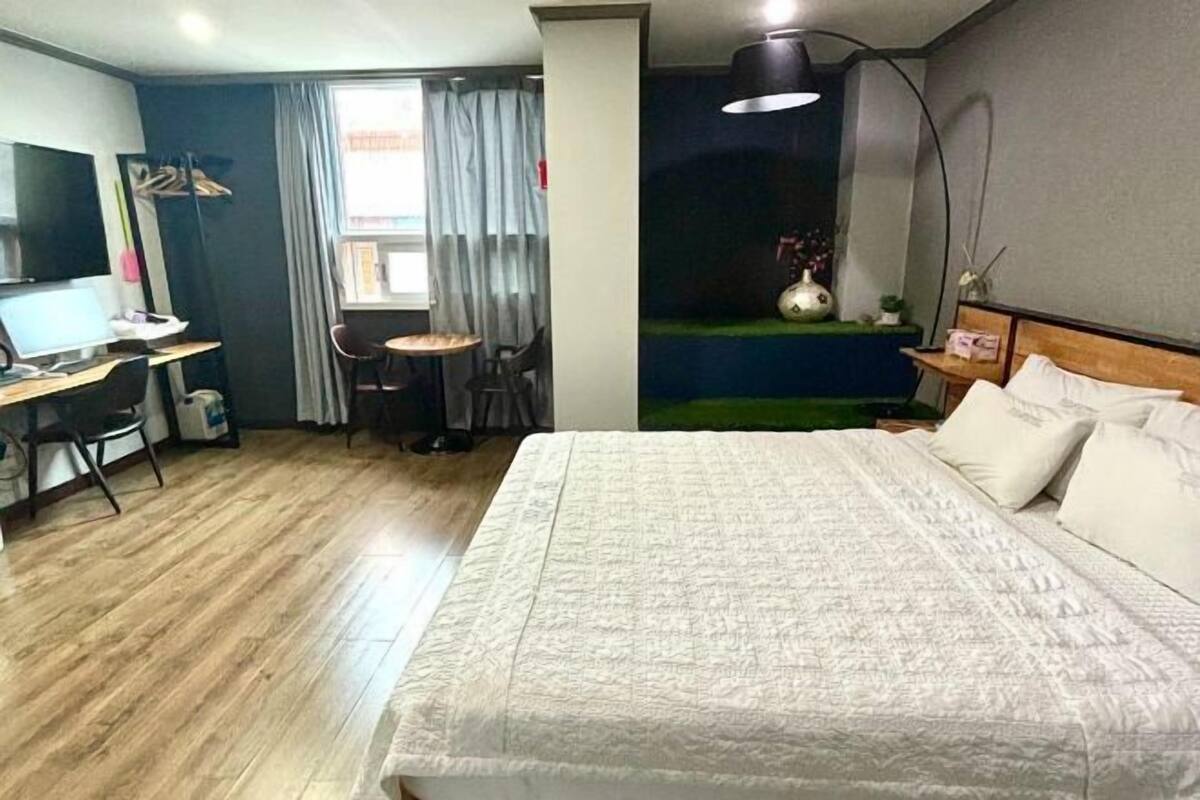 Blackout drapes, WiFi (free), bed sheets
