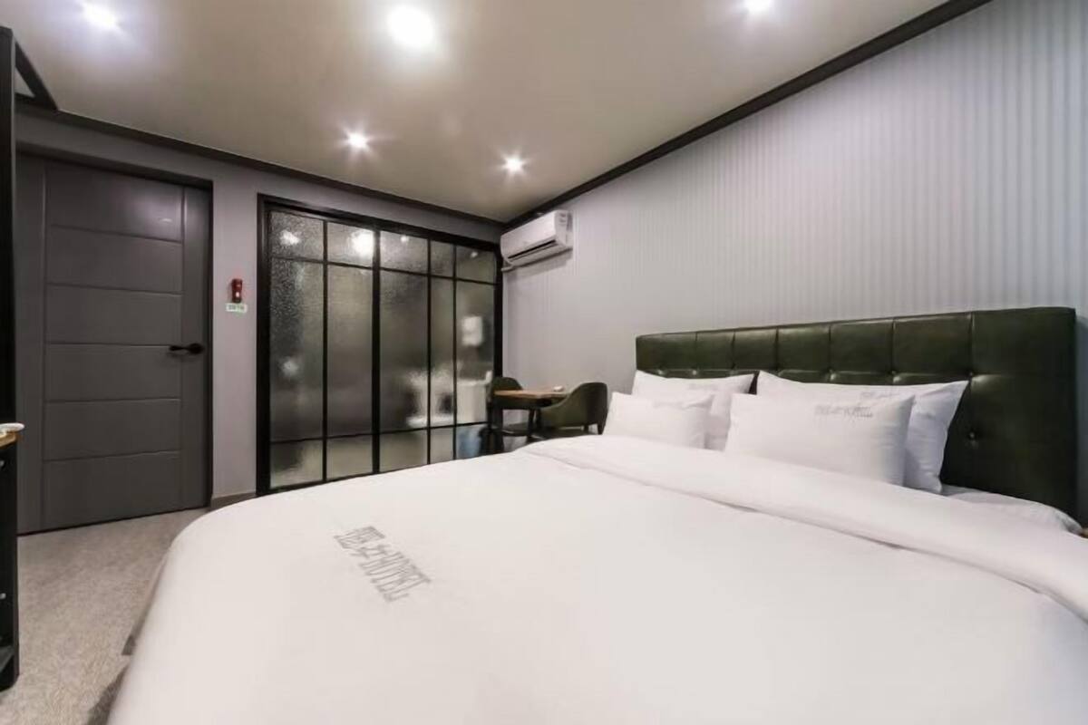 Blackout curtains, free WiFi, bed sheets