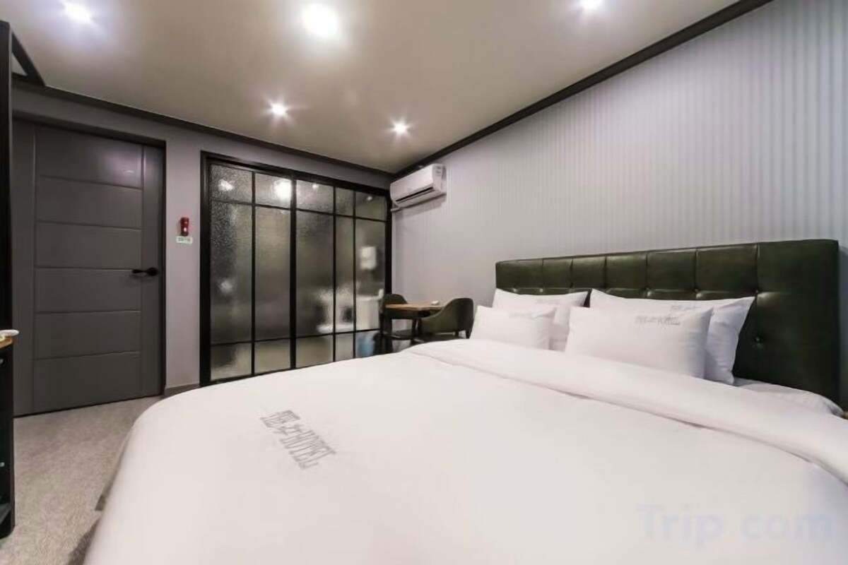Blackout drapes, WiFi (free), bed sheets