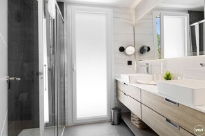 Douche, sĂšche-cheveux, serviettes fournies, savon