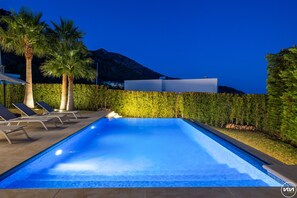 Unclassified image, 3 of 60, button