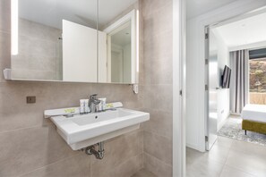 Dusche, Haartrockner, Handtücher, Shampoo