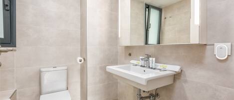 Shower, hair dryer, towels, shampoo